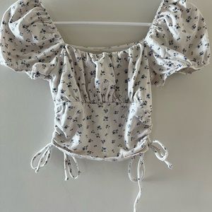 Floral patter crop top with ties on the side and fluffy sleeves